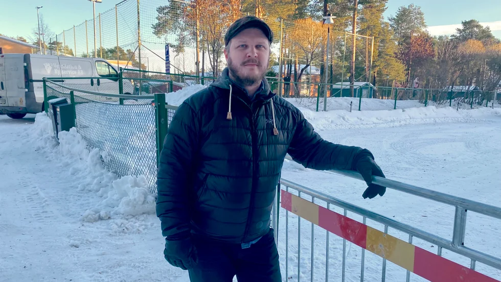 Centimeter från en tragedi. Nils Harnesks son var nära att bli överkörd av en bil på skolgården. Nu kräver han åtgärder från skolan.