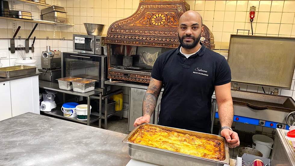 Trots tuffa tider för restaurang Salouma utökar Musse Elsayed samarbetet med hjälporganisationer och skänker mat till behövande, genom både Härbärget och Matbryggan.