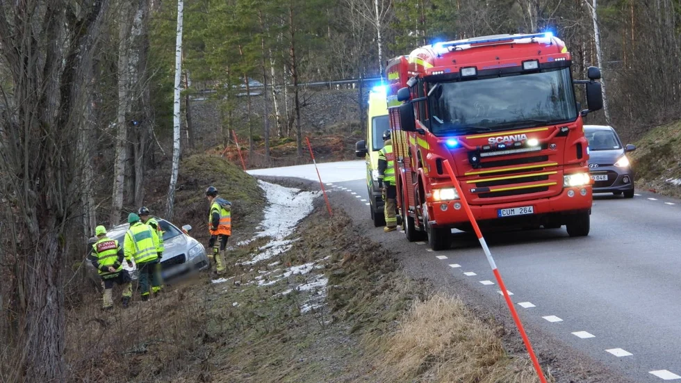Under söndagseftermiddagen larmades räddningstjänsten om en singelolycka. En person fördes till sjukhus.