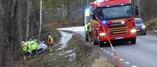 Bilist körde i diket – en person förd till sjukhus