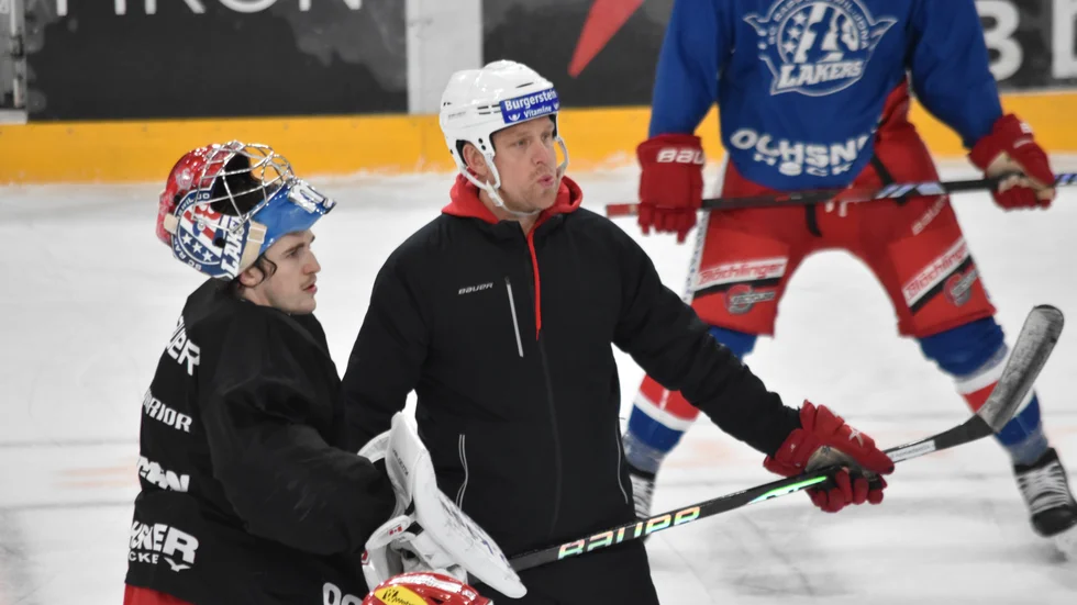 Bert Robertsson under en träning i Rapperwil–Jona Lakers. Tränaren avslöjar att han lämnar klubben efter säsongen.