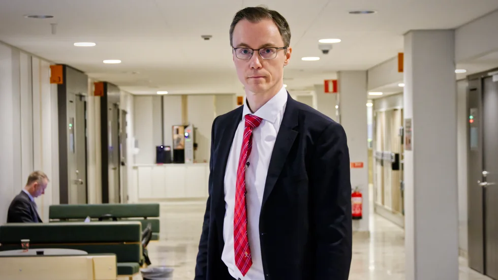 Kammaråklagare Mikael Bäckström, verksam vid ekobrottskammaren i Umeå, leder utredningen mot Jonny Uvén och ytterligare fem personer som misstänks för grov ekonomisk brottslighet.