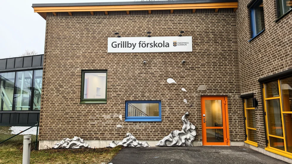 På förskolan i Grillby finns konstverket "Mälarens hjärta" på skolgården. På flera olika platser syns vågor och vatten som skvätter som ska föra tankarna till att Mälaren en gång i tiden fanns här.
