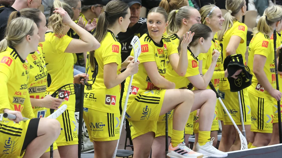 Ella Johannesson (mitten) tvingas till knäoperation.