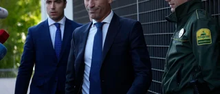 Fotbollspampen riskerar fängelse efter skandalkyssen