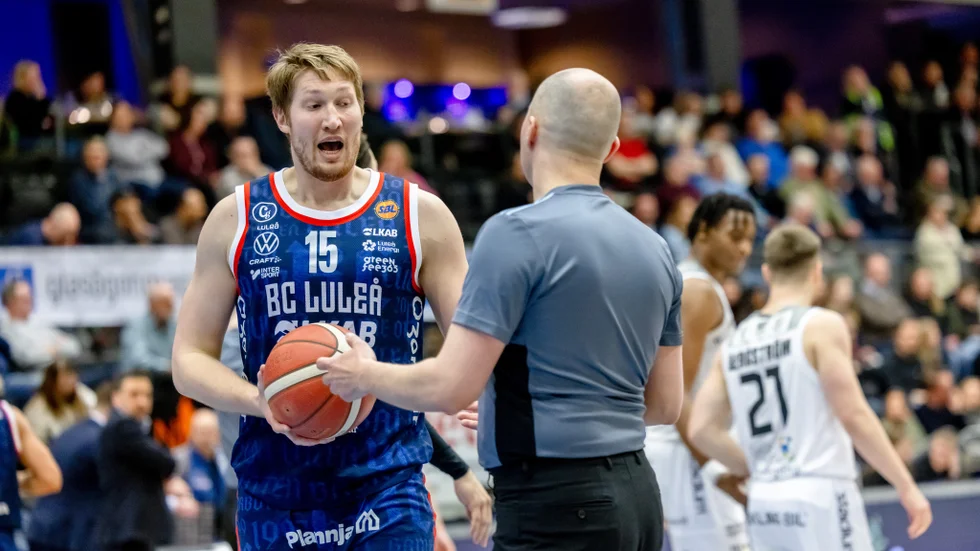 Tobias Sjöberg hade kunnat flytta efter säsongen, men nu har centern bestämt sig för att stanna ännu en säsong.