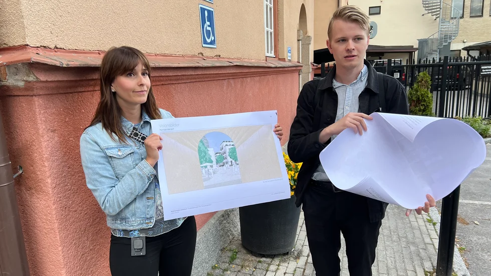 Zana Zgog, näringslivsutvecklare, visar hur området vid Köpmangränd kan se ut. Här tillsammans med planarkitekten William Rytterström.
