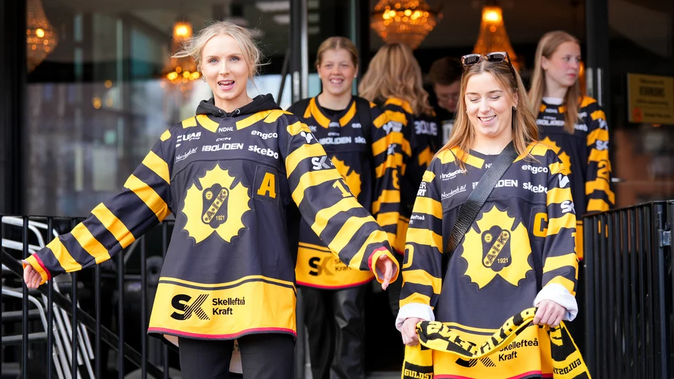 Isabell Palm och Ellen Lövgren på väg till Guldtorget för att hyllas tidigare i år – nu väntar en ny och spännande säsong i högstaligan för AIK:s damer. 