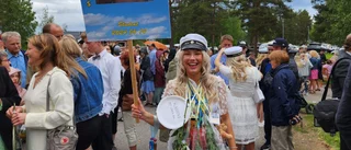 Snart öppnas dörrarna och studenterna springer ut