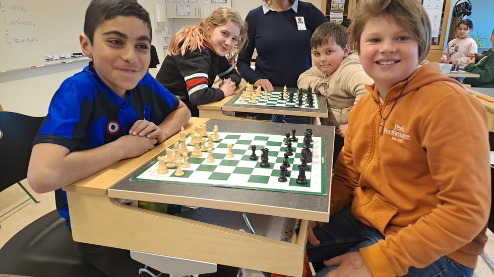 Elever på Högbyskolans åk 4, som vann Schackfyrans länsfinal. Bakom eleverna Carina Uddin, lärare.
