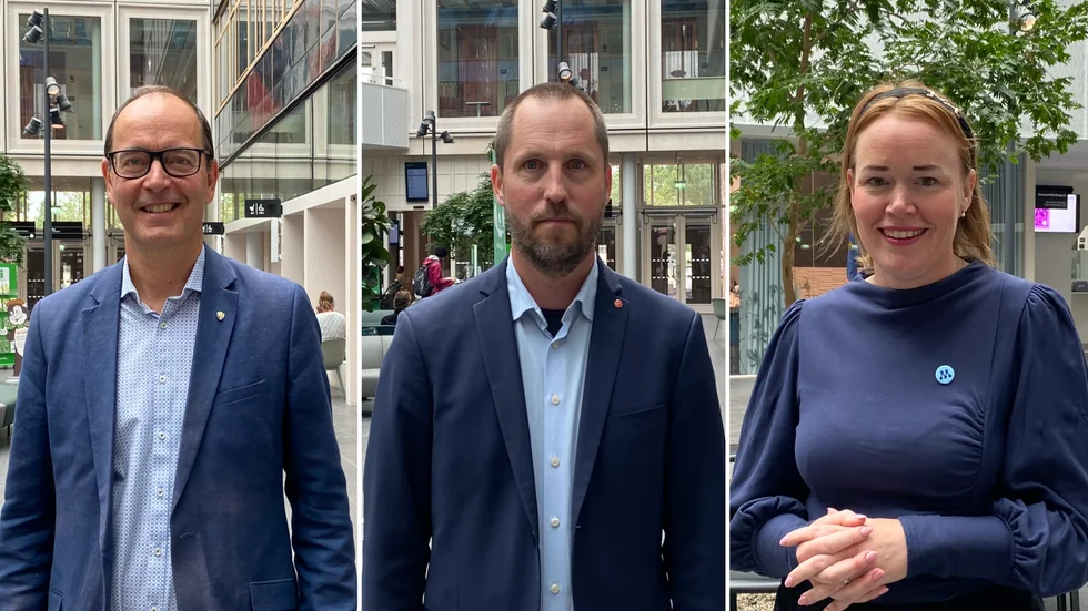 Stefan Hanna (UP), Erik Pelling (S) och Therez Almerfors (M) efter måndagens pressträff där folkomröstningens preliminära resultat presenterades.