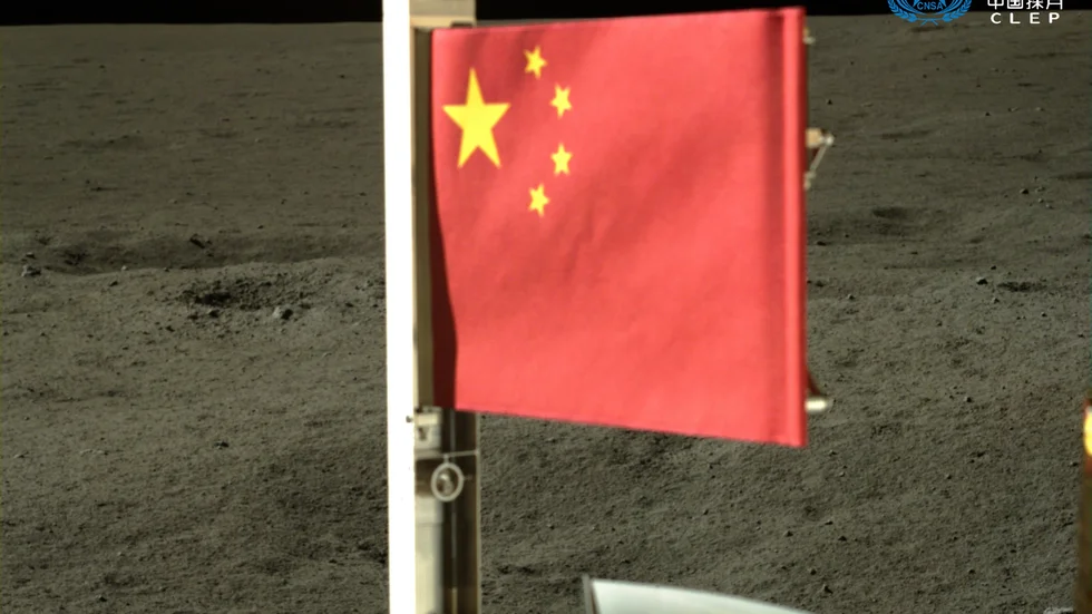 Den kinesiska rymdsonden Chang'e 6 vecklade ut en kinesisk flagga under sitt besök på månen.
