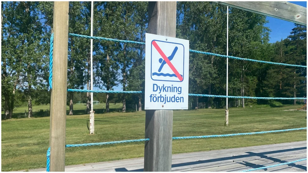 Det är dyrt att värma upp tre utomhusbassänger och hålla den övriga anläggningen vid Fjärdhundrabadet igång, tycker upplevelsenämndens politiker.