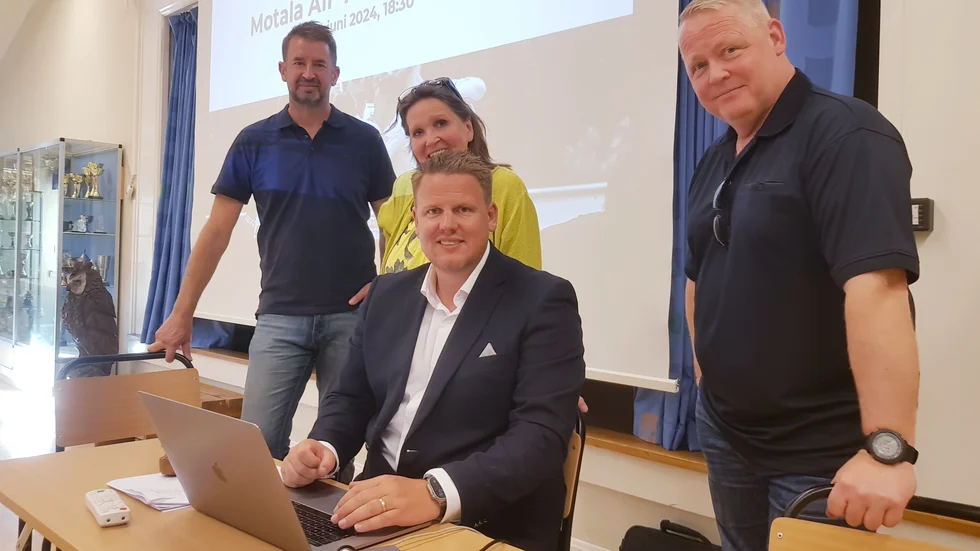 Daniel Andersson, Karin Westberg, ordförande Carl Hoffstedt och Claes Sylvén är fyra sjundedelar av Motala AIF:s nya fotbollsstyrelse 2024. De valdes på tisdagens extra årsmöte på Idrottsparken.