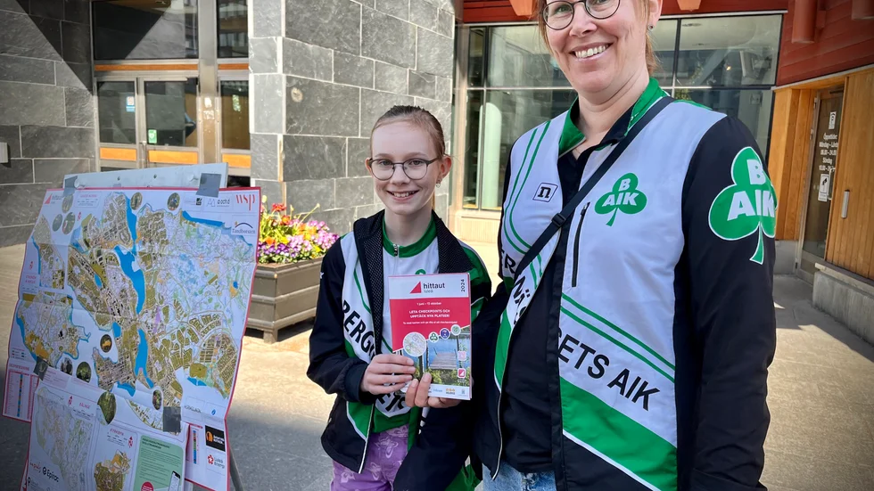 Emma och Ulrika Edén från Bergnäsets AIK fanns på plats utanför Kulturens hus för att dela ut fysiska exemplar av "checkpoint"-kartorna, som även finns att tillgå via den digitala Hittaut-appen.