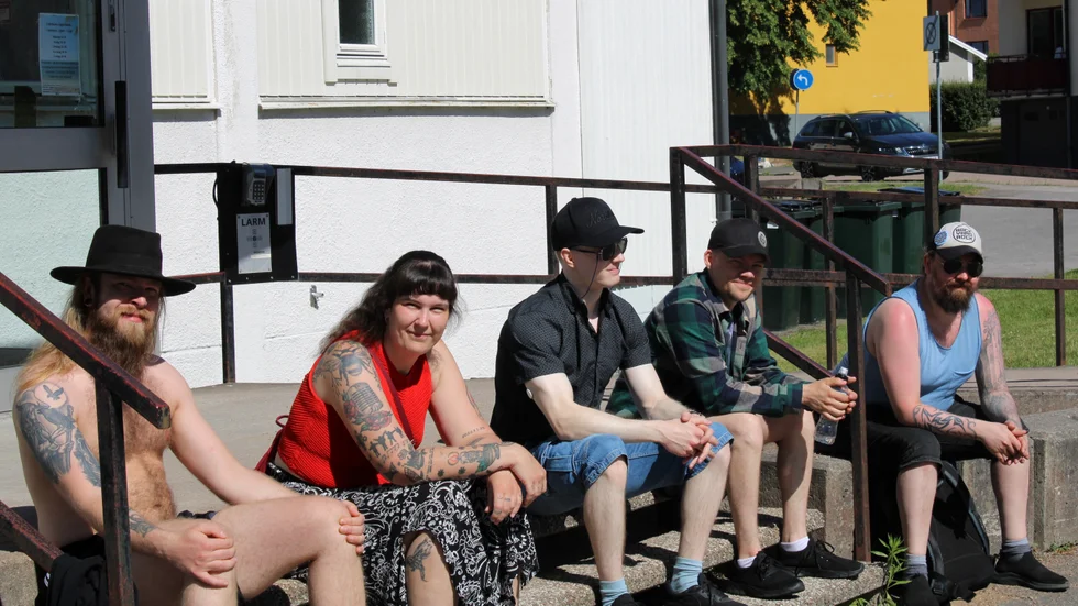 We are to blame består av, från höger, Sebastian "Seppo" Lindgren på trummor, Alice Hartvig på sång, Marcus Lillsebbas på leadgitarr, Oliver "Olly Älmeros" på bas och Johan Carlsson på gitarr och sång. 