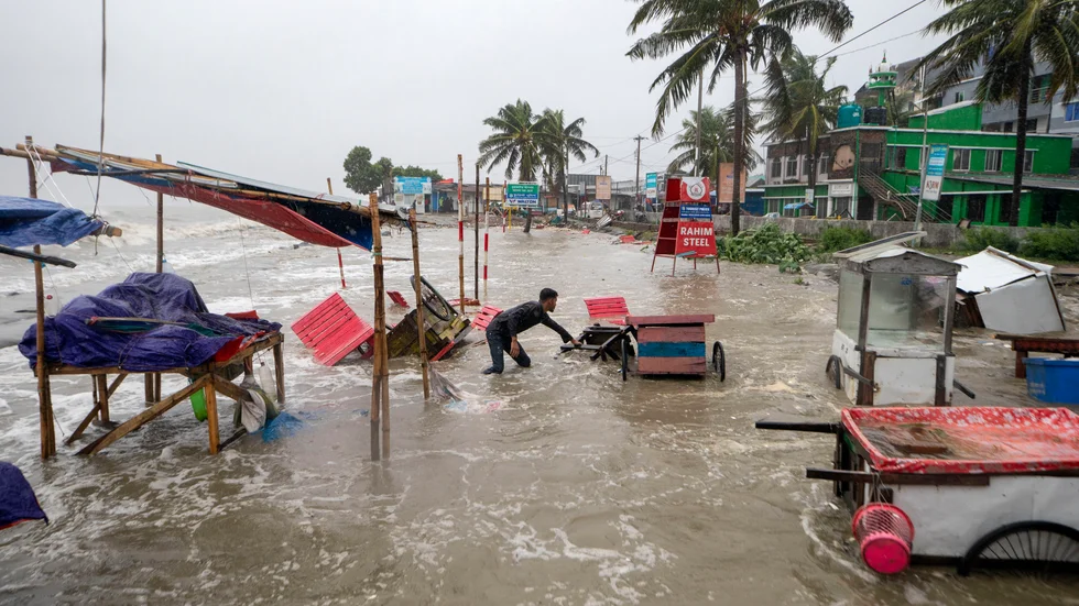 Stranden Kuakata vid Bengaliska bukten i södra Bangladesh har svämmat över till följd av cyklonen som väntas dra in vid midnatt.