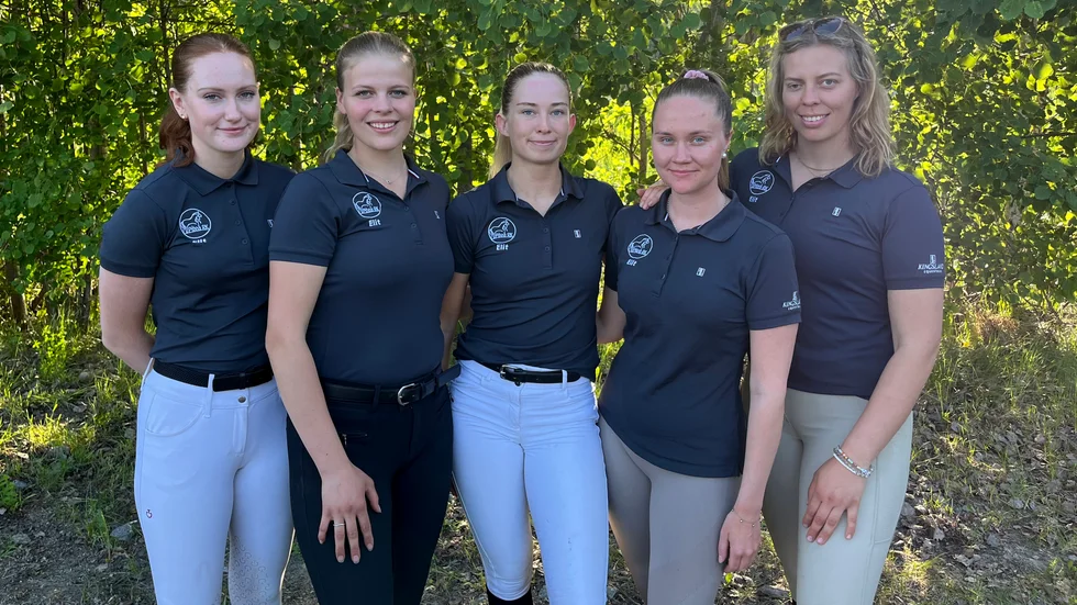 Piteå Ridklubbs elitlag laddar för semifinal i Norrköping. Laget från vänster: Liv Dagertun, Clara Marklund, Nina Backman, Ellen Lunneborg och Wilma Marklund. 