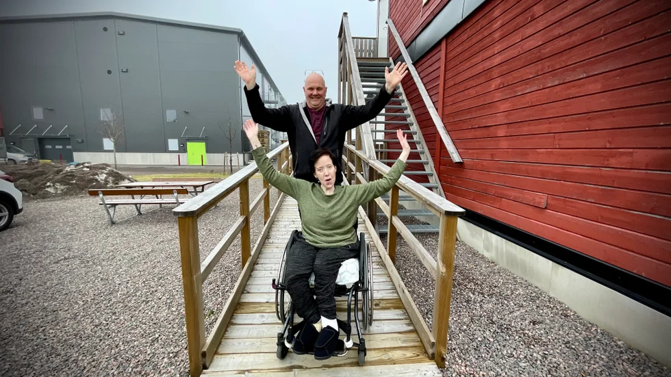 Mia Heinonen och Urban Johansson är väldigt glada att Mia omedelbart får lämna akutboendet som inte var handikappanpassat. "Jag flyttar i morgon", berättade Mia på måndagen.