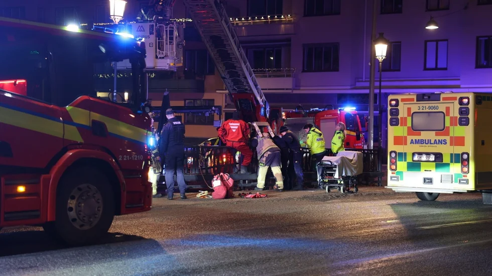 Insats kring Islandsbron sedan en person hamnat i Fyrisån under natten.