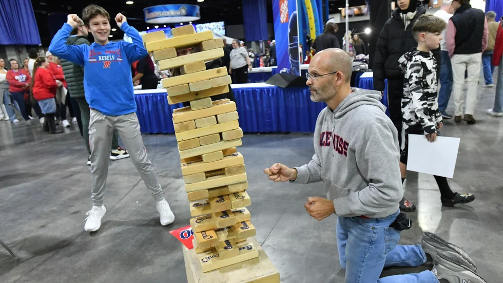 Alla som spelat Jenga (modell störrre på bilden) eller plocke pinn, vet vad en enda bortplockad del betyder för helheten.