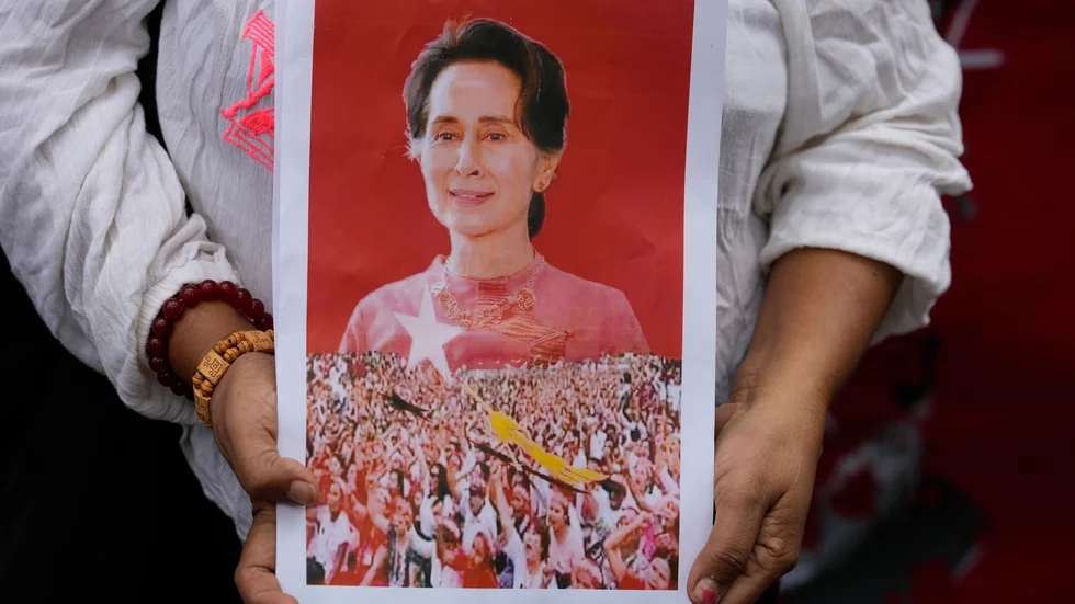 Myanmars tidigare ledare Aung San Suu Kyi uppges ha flyttats från fängelse till en regeringsbyggnad. Arkivbild.
