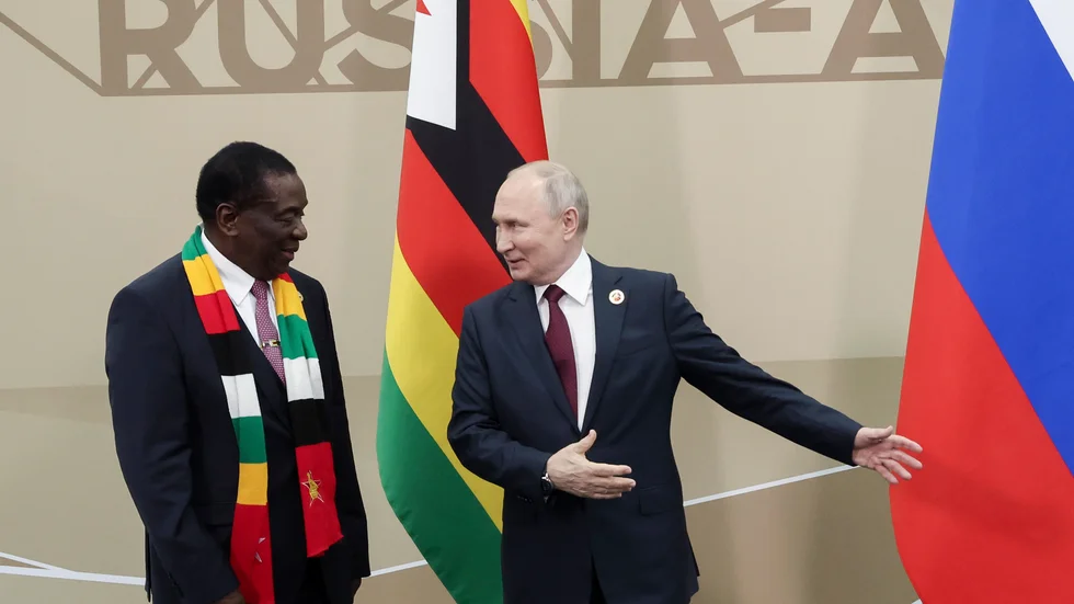Rysslands president Vladimir Putin, till höger, och Zimbabwes president Emmerson Mnangagwa under det pågående mötet i S:t Petersburg i Ryssland.