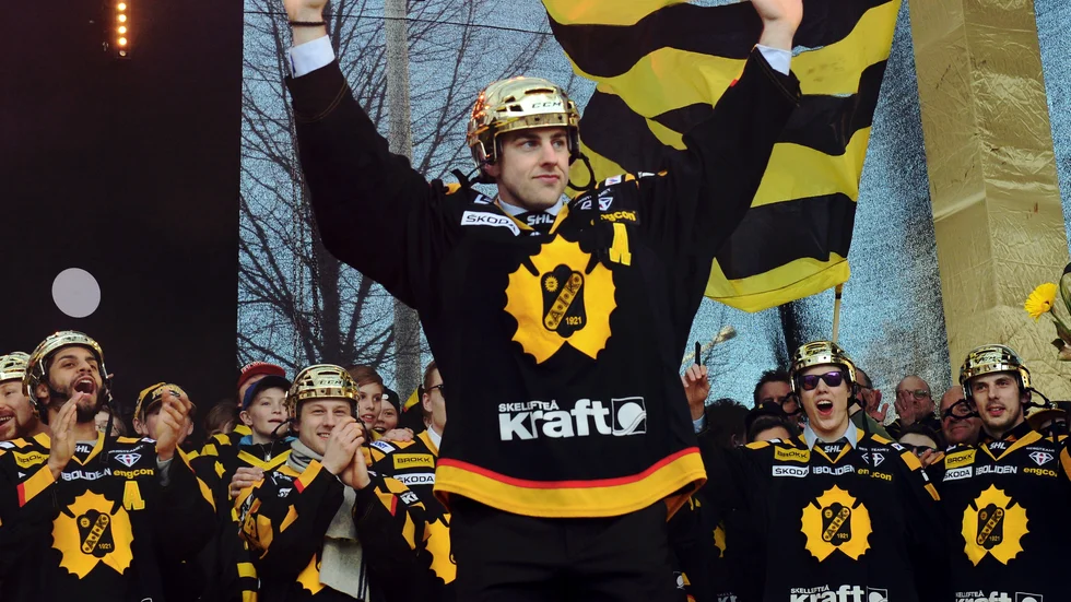 Joakim Lindström på Möjligheternas torg i Skellefteå efter SM-guldet 2014. Arkivbild.
