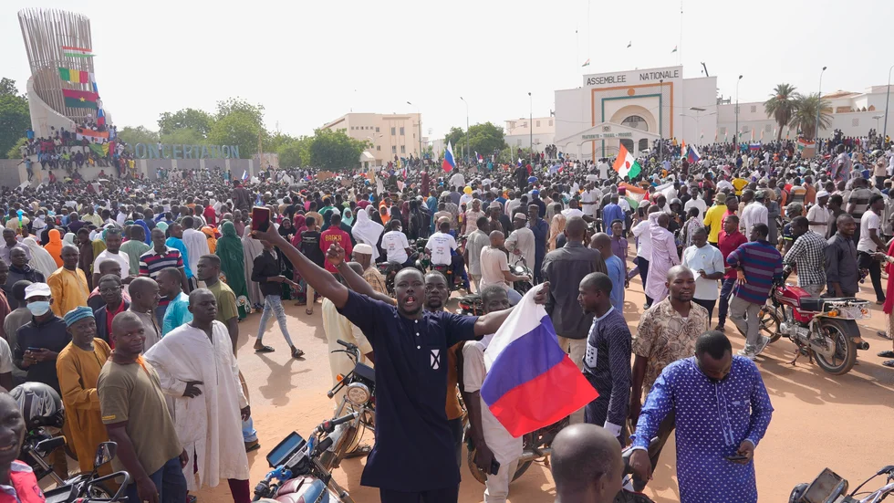 Nigerier, några av dem med ryska flaggor, demonstrerade till stöd för kuppledaren Abdourahmane Tchiani i söndags. Samma dag attackerades Frankrikes ambassad i Niamey.