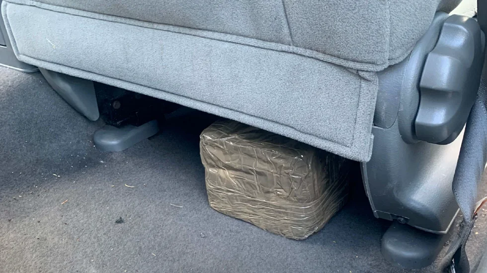 Polisen stoppade en bil i Mariannelund och under passagerarstolen låg ett paket med nästan 1,5 kilo narkotika.