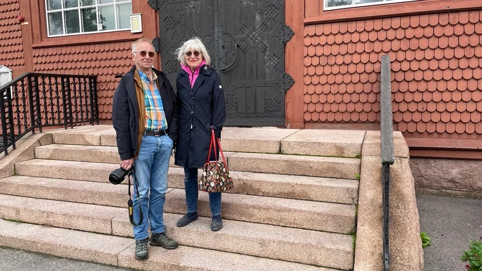Anders och Marianne Forsberg från Täby, Stockholm, beundrar kyrkan. 
