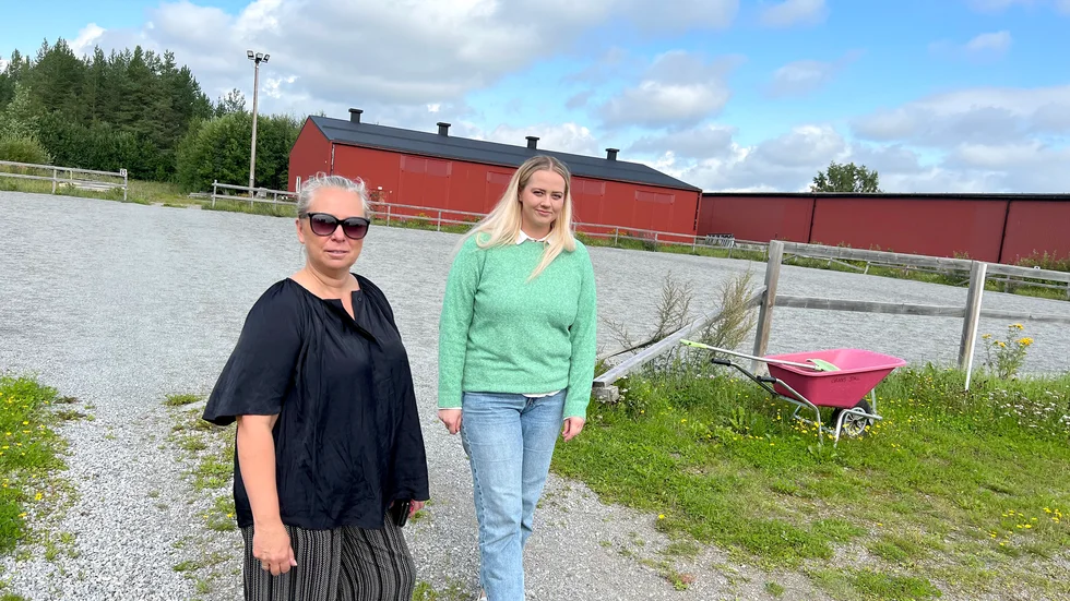 Mimmi Andersson, driftchef vid Grans, och Kata Nilsson (S), kommunalråd, står framför grusplanen där den nya maskinhallen kommer att byggas.