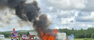 Skåpbil brann upp strax söder om Skellefteå