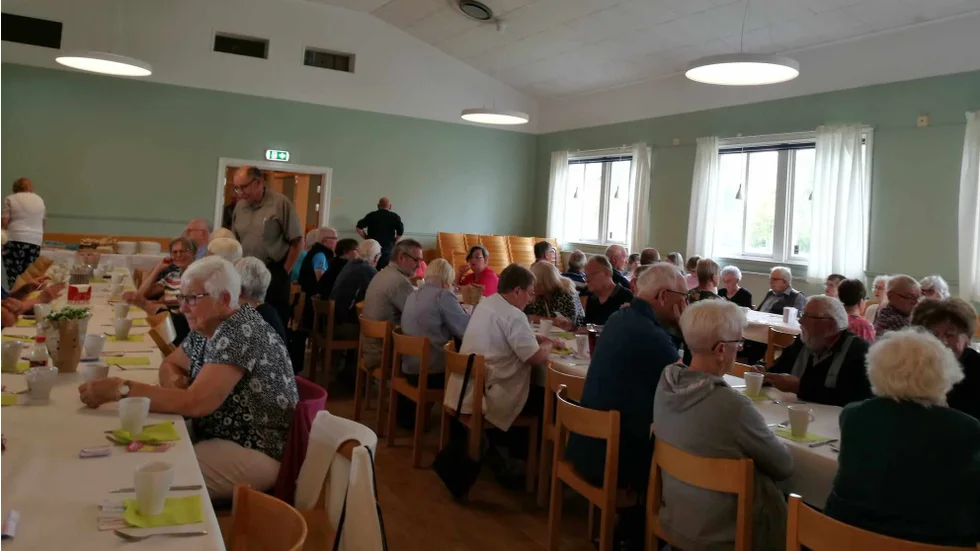 Uppskattad och efterlängtad surströmming serverades vid PRO Norrfjärdens medlemsmöte i Folkets hus.