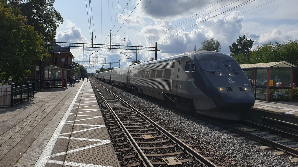 Ett fjärrtåg stod på måndagseftermiddagen stilla vid Vikingstad på grund av en olycka. 
