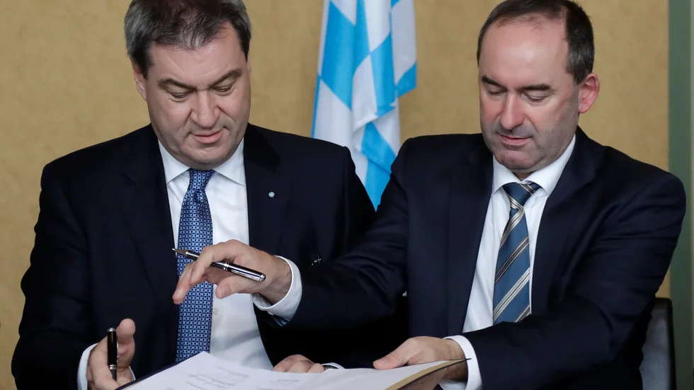 Bayerns ministerpresident Markus Söder och koalitionspartnern Hubert Aiwanger från Fria viljan när de två bildar styre i förbundslandet 2018. Arkivbild.