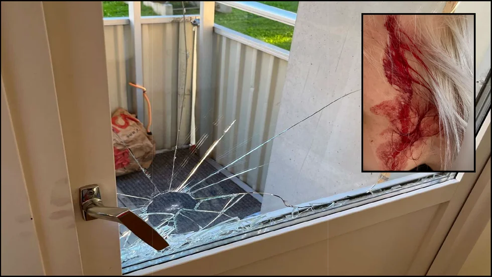 Piteåbon i 30-årsåldern bröt sig in i lägenheten och misshandlade en kvinna och en man med batong. Han åtalas nu för grovt hemfridsbrott, grov misshandel och misshandel.
