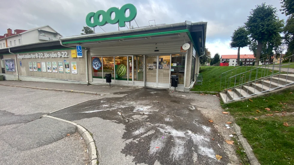 Dagen efter mordförsöket vid mataffären på Kyrkogatan.