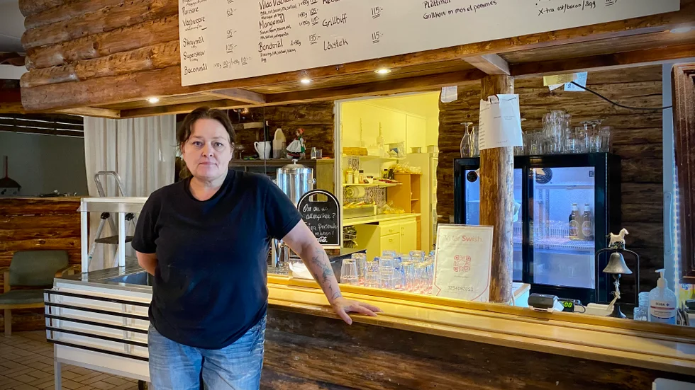Victoria Lundberg är en driftig företagare i Lillpite. Det är med blandade känslor som hon lägger ner sin restaurangverksamhet." Jag har mött mina kunder i många år och det var inte min plan att det skulle bli så här. Men man kan inte rå på allt tyvärr", säger hon.