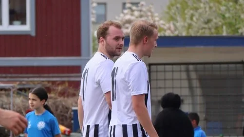 Adam Stragnefeldt i samspråk med lagkamraten Daniel Rambin. Mittfältaren är tillbaka i laguppställningen efter avstängning när Sturefors väntar under onsdagen. 