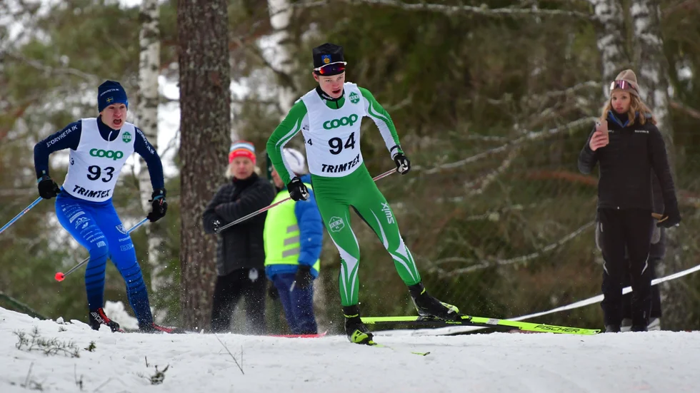Rasmus Persson från, Rex har tagit täten före Storvretas Simon Persson, som körde med fästvalla. Rex-Persson var starkast i sprint-DM:s H17-20-klass.