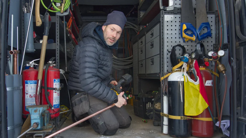 Tomas Eriksson berättar att det är viktigt att dagligen hålla koll så temperaturen inte kryper ner och det riskerar att frysa. "Om man lämnar huset utan tillsyn kan försäkringsbolagen bedöma det som oaktsamt", säger han