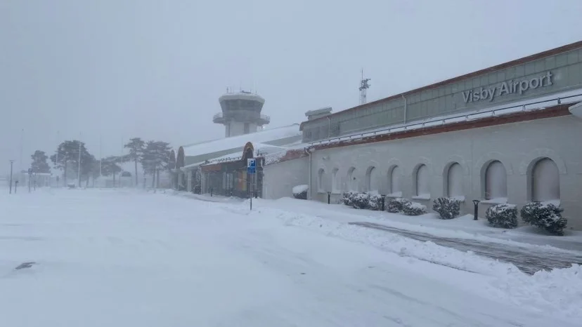 Snön ställer till det på Visby flygplats.