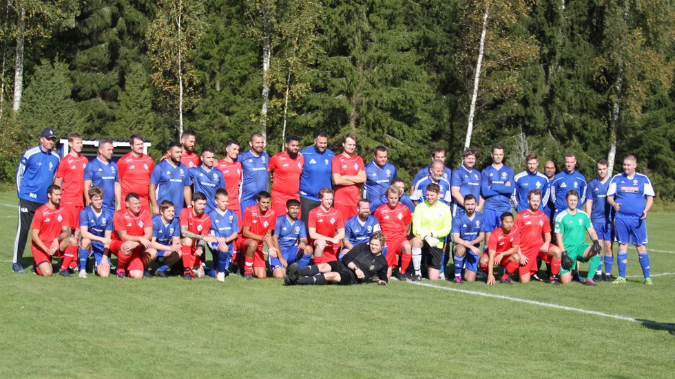Förbrödring i Medevi. Gammalkils och Medevis spelare i förbrödring ihop med domaren inför semifinalen i Medevi cup. Korta turneringar och cuper kanske vore ett lyft även för den vuxna idrotten.
