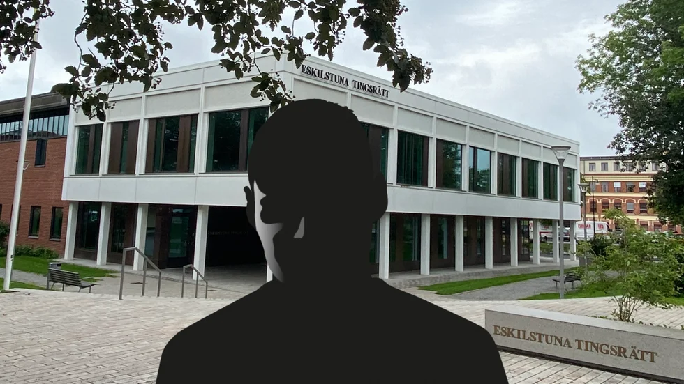 En man hemmahörande i Strängnäs står åtalad för vapenbrott vid Eskilstuna tingsrätt.