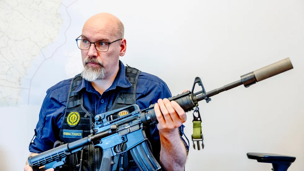 Vapnet som Stefan Mella håller i är ett krigsvapen. Han kommer inte ihåg vid vilket tillfälle det påträffades i Norrbotten.