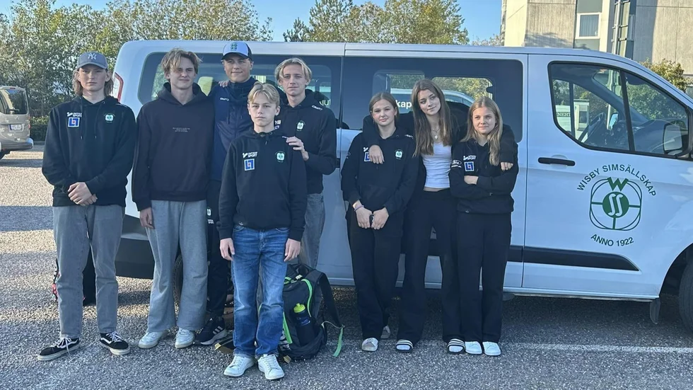 Flera unga simmare från Wisby SS deltog i Svenska simspelen. Här från vänster: Axel Engman, Hilmer Bergman, Elias Lyth, Malte Lyth, Jack Sjöberg, Lovis Samuelsson, Jazmine Enström och Ellen Hultsten. 