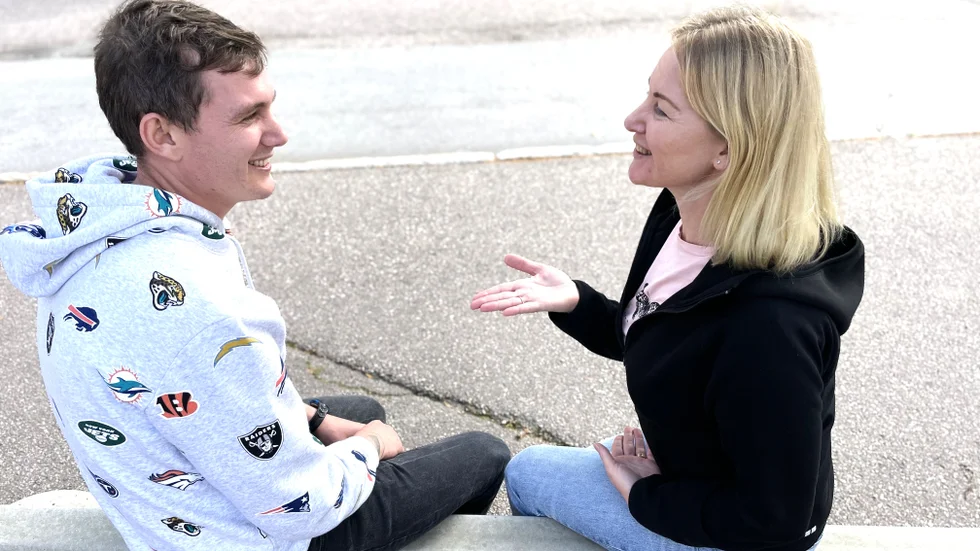 Vlad Semashko har åter en tät relation med sin syster Marina Golvoshenko i Östhammar efter att han flyttat från Migrationsverkets boende i Gävle. 