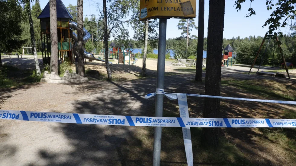 Den tvååriga flickan ådrog sig frätskador på en lekpark i Umeå.