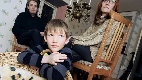 Sorg. Familjen Almgren med Oscar, Mauritz  och Tuss tycker att det är tråkigt att skolan läggs ner, men Tuss Almgren säger att "nu får vi göra det bästa av det". foto: Rolf jönsson